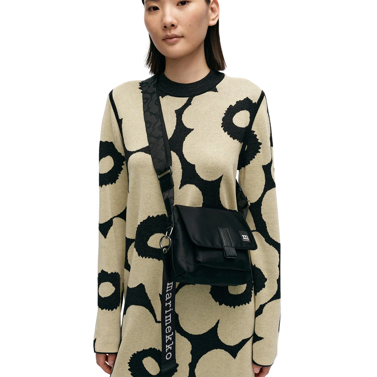 Marimekko Solid Black / Unikko Mini Messenger Bag 4 Marimekko Solid Black / Unikko Mini Messenger Bag - Image 4