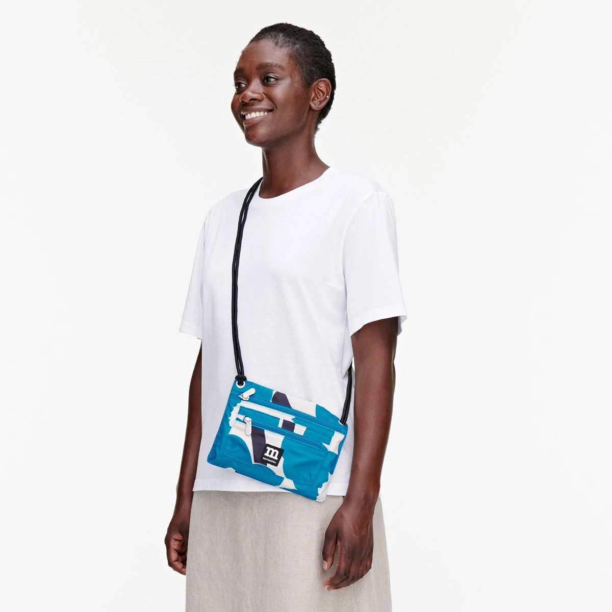 Marimekko Unikko Ecru / Blue / Black Smart Travelbag 2 Marimekko Unikko Ecru / Blue / Black Smart Travelbag - Image 2