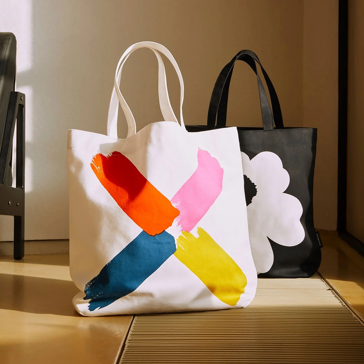 Marimekko Unikko Torna Black / White Canvas Bag 2 Marimekko Unikko Torna Black / White Canvas Bag - Image 2